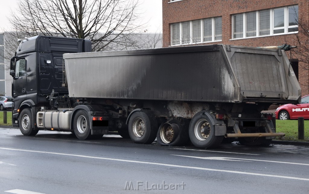 Auto 1 Reifenbrand LKW Koeln Porz Gremberghoven Ratherstr P06.JPG - Miklos Laubert